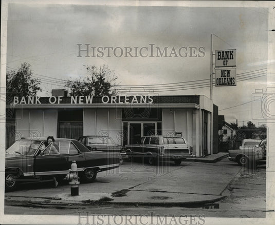 1966 Press Photo Bank Robbery- Bank of New Orleans Algiers after hold up- Historic Images