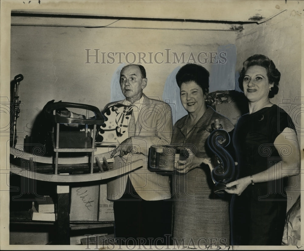 1964 Press Photo Patio Planters&#39; - &quot;White Elephant Sale&quot; Attendees - noa15977- Historic Images