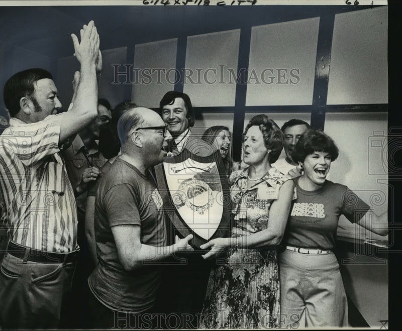 Load image into Gallery viewer, 1976 Press Photo John Mac Sweeny captain of Irish Darts team at ASTA congress
