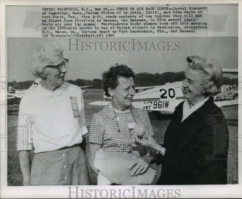 Load image into Gallery viewer, 1965 Press Photo Angle Derby Air Race for Women checking their lunch boxes
