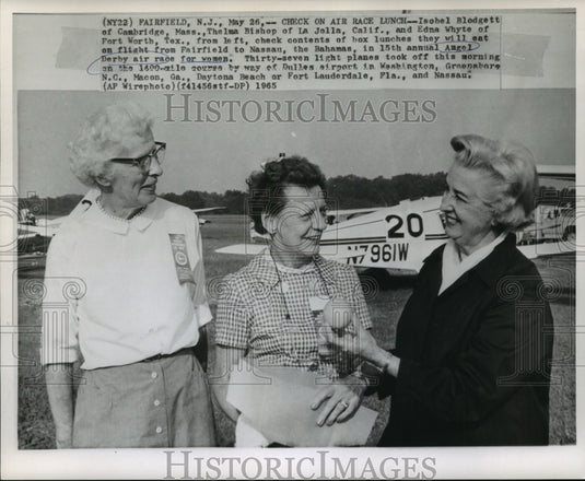 1965 Press Photo Angle Derby Air Race for Women checking their lunch boxes