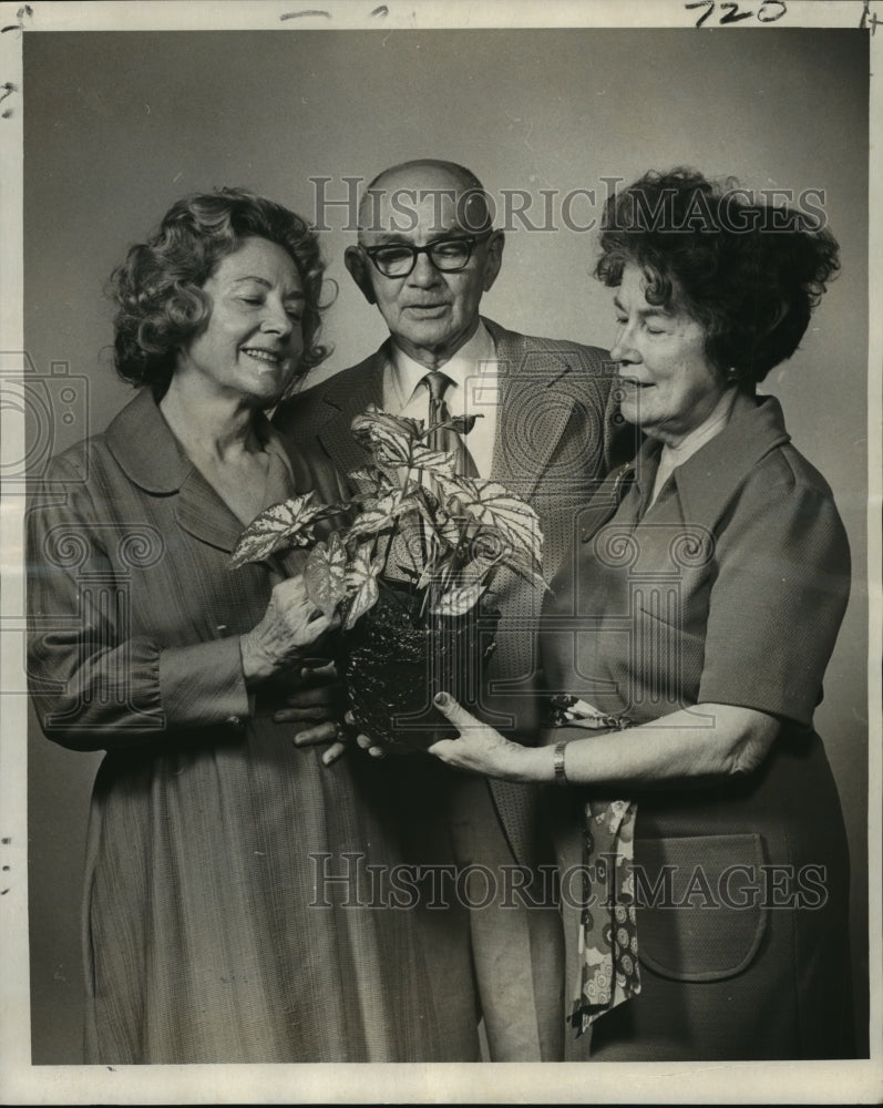 1973 Press Photo Ms. R. Maestri, George Anding, Ms. G. Hotchkiss-Patio Planters