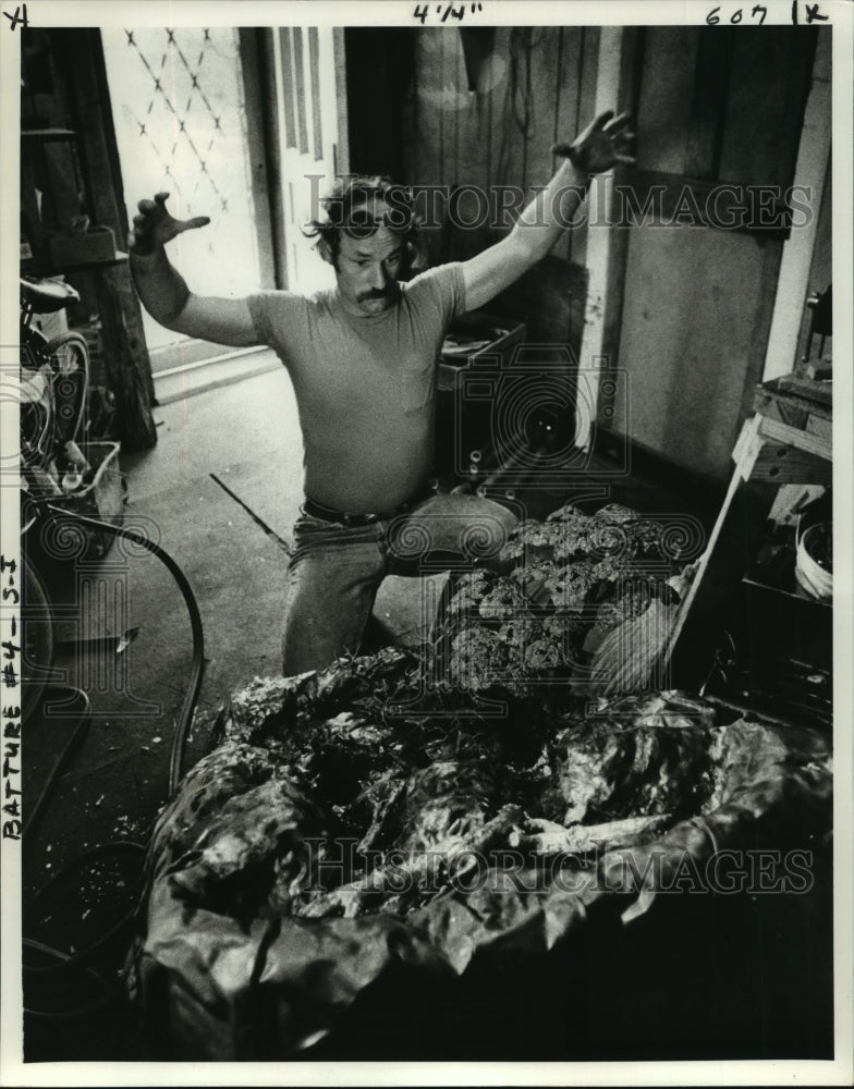 1980 Press Photo Marcel&#39;s Explanation of Sculpture - noa16707