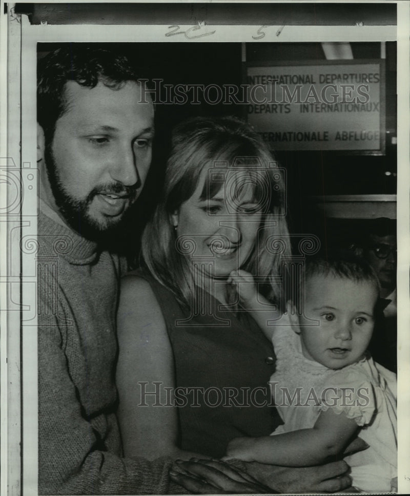 Load image into Gallery viewer, 1970 Press Photo Mrs. Bernard Apple with Baby Lesley After Trans World Hijacking
