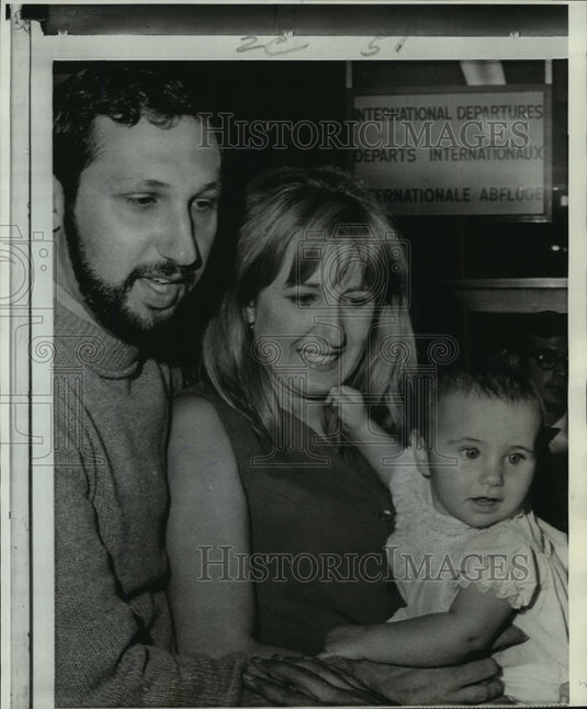 1970 Press Photo Mrs. Bernard Apple with Baby Lesley After Trans World Hijacking