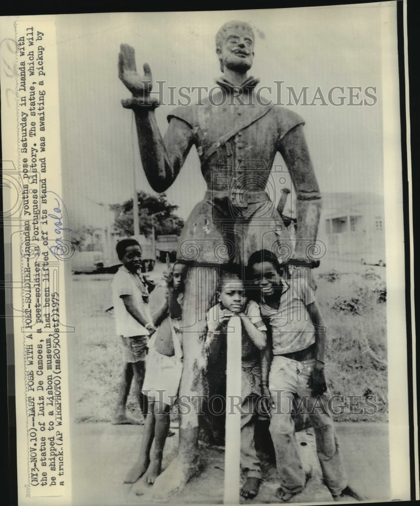 1975 Press Photo Luanda, Angola - Children with Statue of Luiz de Camoes- Historic Images