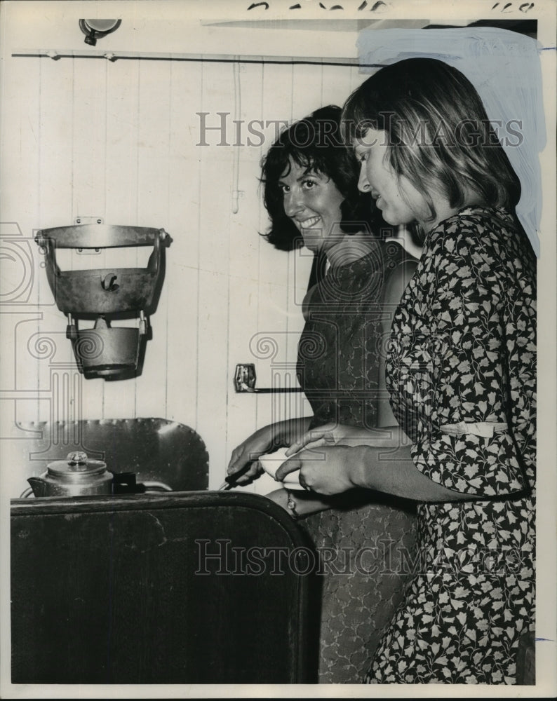 1966 Press Photo Shiela Hoyle and Patti Van Humbeck, Anitra Galley Hands- Historic Images