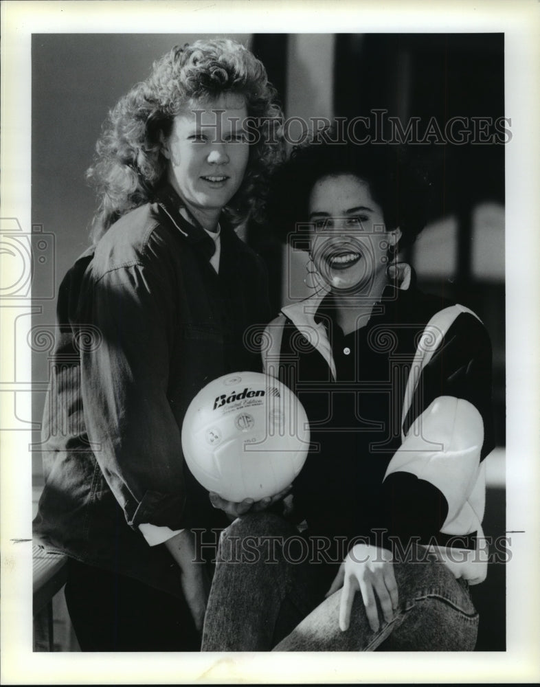 1990 Press Photo Volleyball Coach Michelle Anderson &amp; MVP Dawn Cabrera- Historic Images