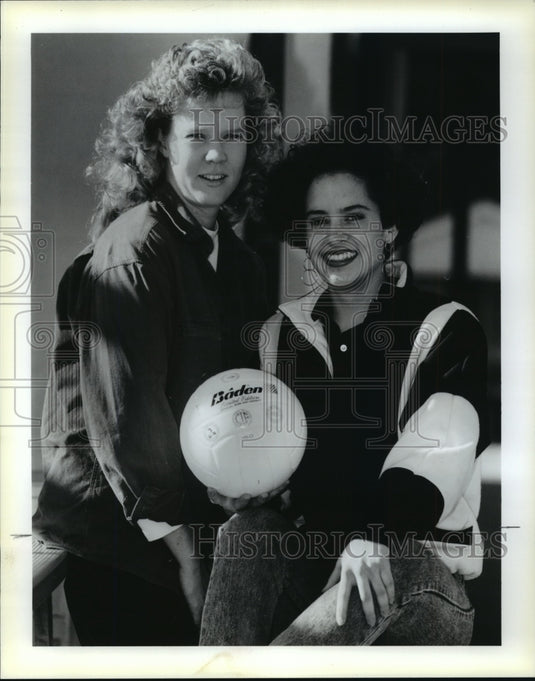 1990 Press Photo Volleyball Coach Michelle Anderson & MVP Dawn Cabrera- Historic Images