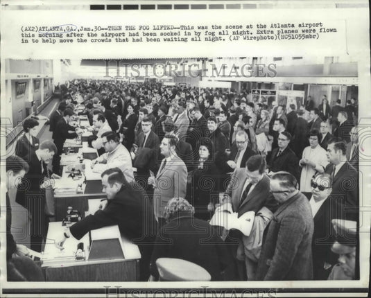 1969 Press Photo Atlanta Airport - Crowds at Service Desk After Weather Delays