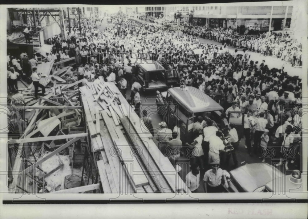 1967 Press Photo Ambulances After Scaffolding Collapse at Parade, Atlanta- Historic Images