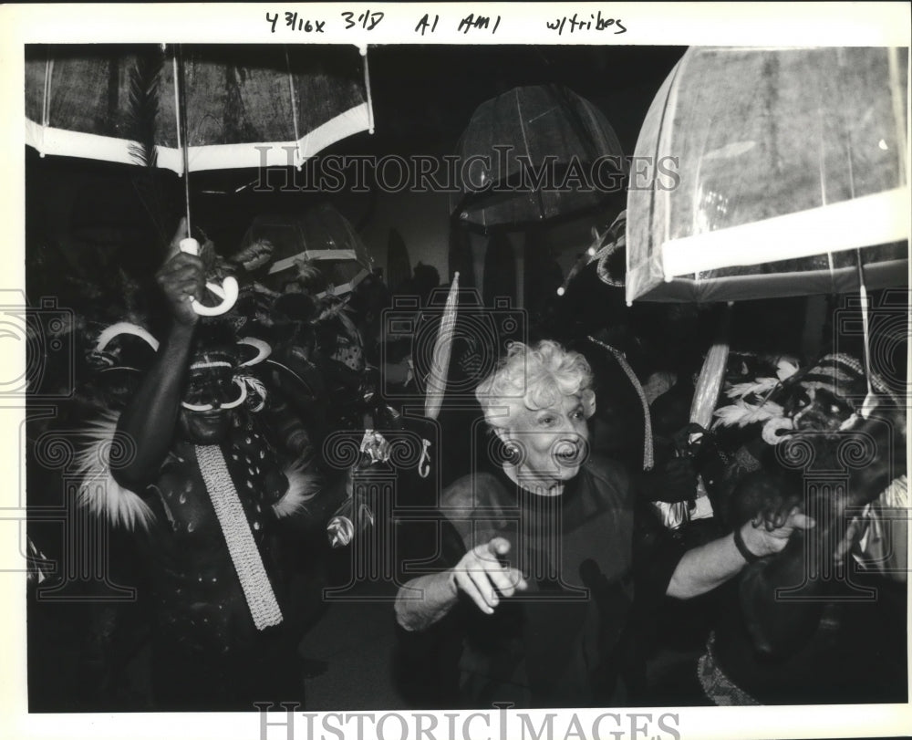 1991 Press Photo Asmat tribesmen learn to do the New Orleans Secondline- Historic Images