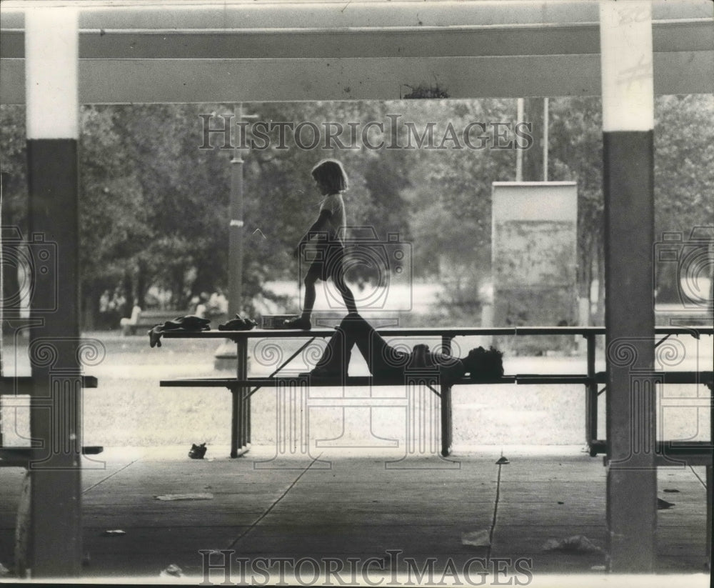 1973 Press Photo Audubon Park - Children in Audubon Park Shelter - noa17692