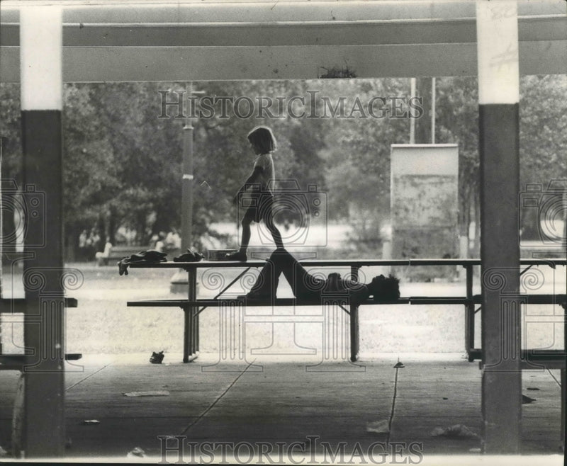 Load image into Gallery viewer, 1973 Press Photo Audubon Park - Children in Audubon Park Shelter - noa17692
