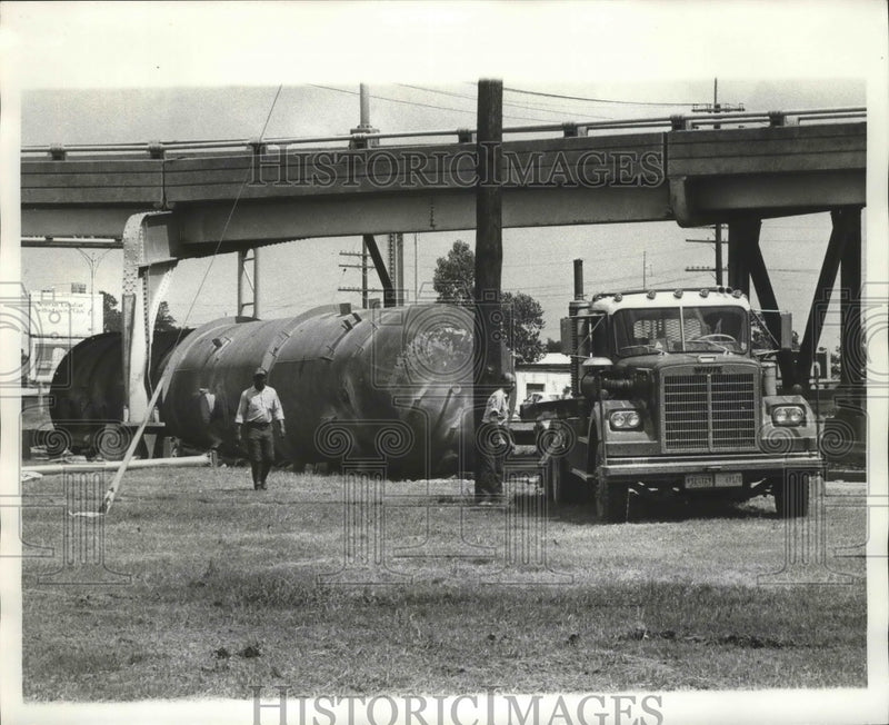 Load image into Gallery viewer, 1974 Press Photo Auto Accident - Interstate-10 Wreck Involving Tractor-Trailer
