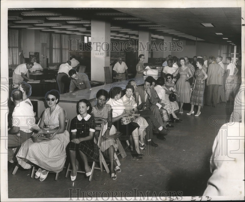 1958 Press Photo Orleans Parish Board of Assessors - Crowds Wait for Assessors- Historic Images