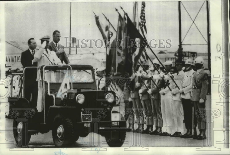 Load image into Gallery viewer, 1970 Press Photo Vice President Spiro Agnew and South Korean Honor Guard, Seoul
