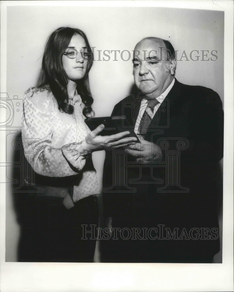 1972 Press Photo Loyola University - Henry Asher, Staff, and Jeanne Baumann- Historic Images