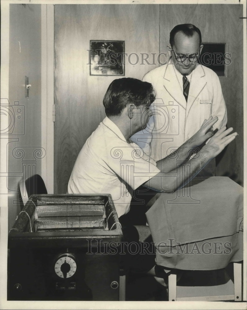 1966 Press Photo Arthritis Foundation - Claude Garrett, Patient Norman J. Criner- Historic Images