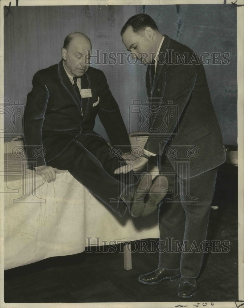 Load image into Gallery viewer, 1966 Press Photo Arthritis Foundation - Dr. Elam C. Toone and Benjamin Fogie
