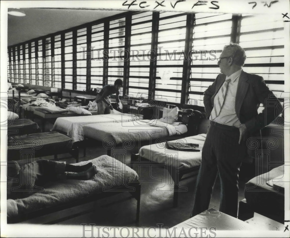 1975 Press Photo Prisons - Man Overlooks Dormitory Facility at Angola Prison