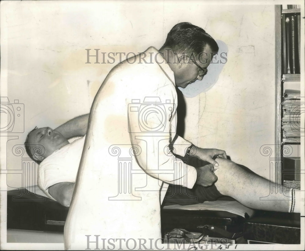 1966 Press Photo Dr. Oren B. Gum Aspirates Synovial Fluid from Joseph Zoratti- Historic Images