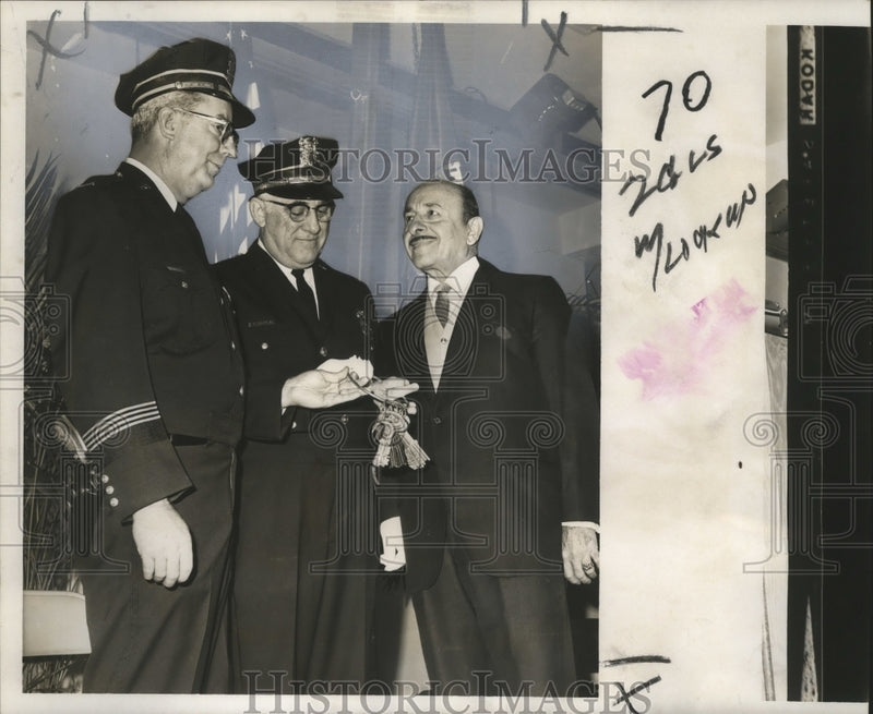 Load image into Gallery viewer, 1966 Press Photo Mayor Victor Schiro Presents Keys to Captains Arnodl &amp; Theard
