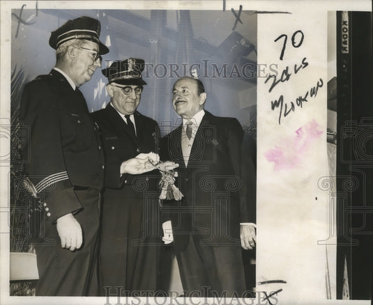 1966 Press Photo Mayor Victor Schiro Presents Keys to Captains Arnodl & Theard