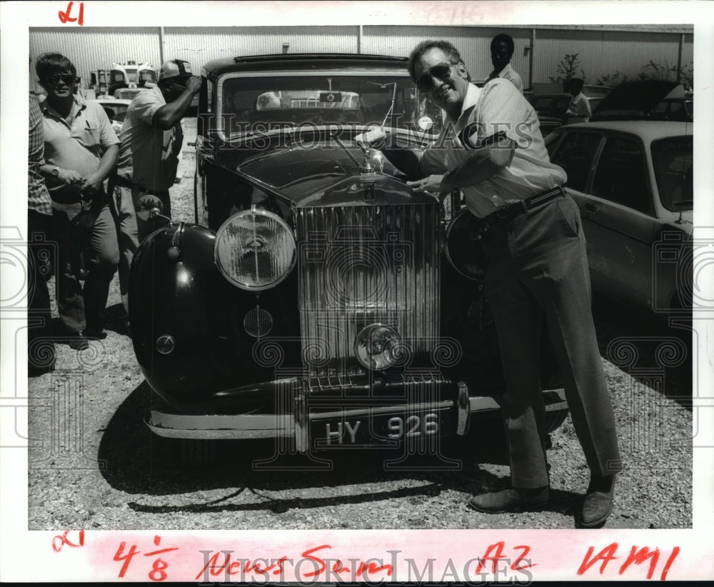 1986 Press Photo City of New Orleans Auctions Cars as Josh Jones Wins a Bid