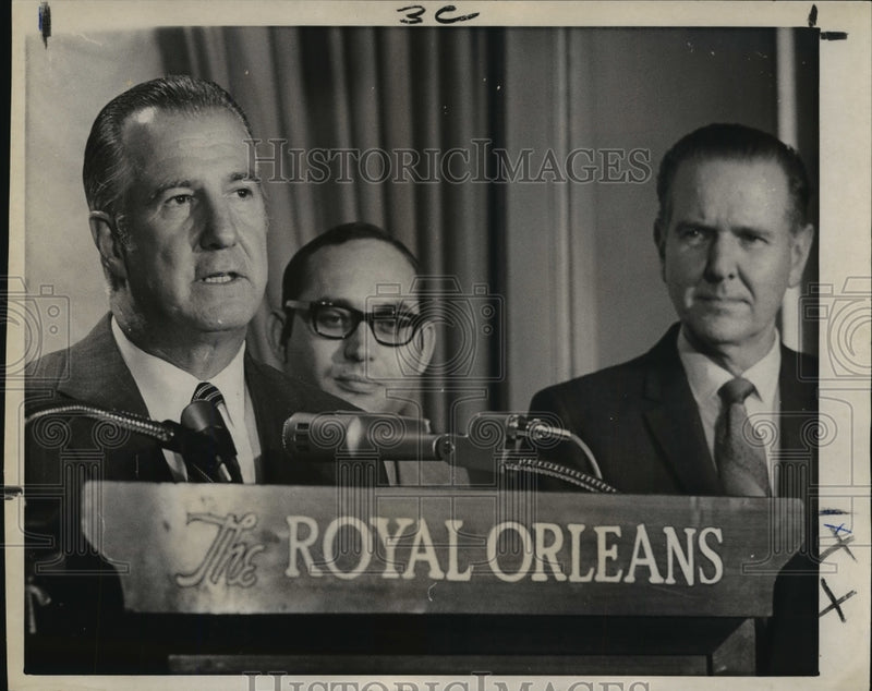 Load image into Gallery viewer, 1970 Press Photo Spiro Agnew, James Holshouser, and Charles De Gravelles
