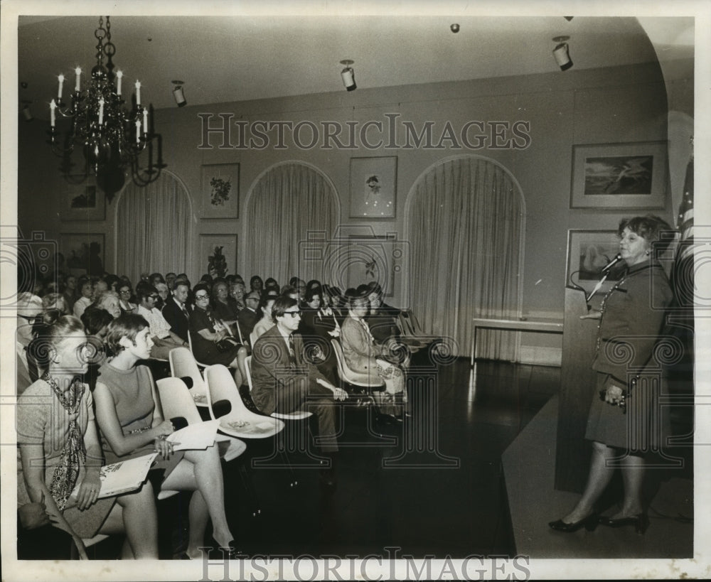 1971 Press Photo Mrs. Drucilla Arnold Addresses Meeting Attendees - noa19140