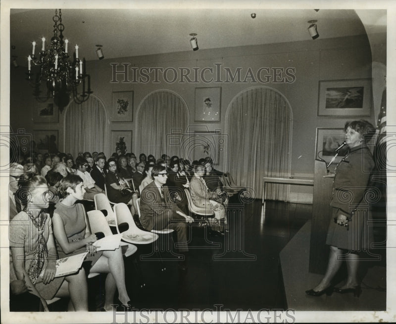 Load image into Gallery viewer, 1971 Press Photo Mrs. Drucilla Arnold Addresses Meeting Attendees - noa19140
