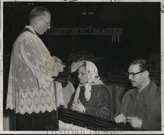 1963 Press Photo St. Patrick's Church - Reverend Henry C. Bezou and Congregants- Historic Images