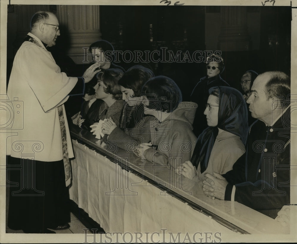 1967 Press Photo St. John the Baptist Church - Elmo Romagosa and Congregants- Historic Images