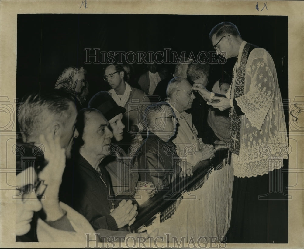 1965 Press Photo Reverend and Congregants, Ash Wednesday Services - noa19175