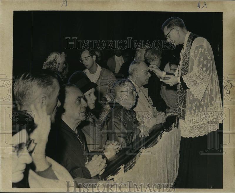 Load image into Gallery viewer, 1965 Press Photo Reverend and Congregants, Ash Wednesday Services - noa19175
