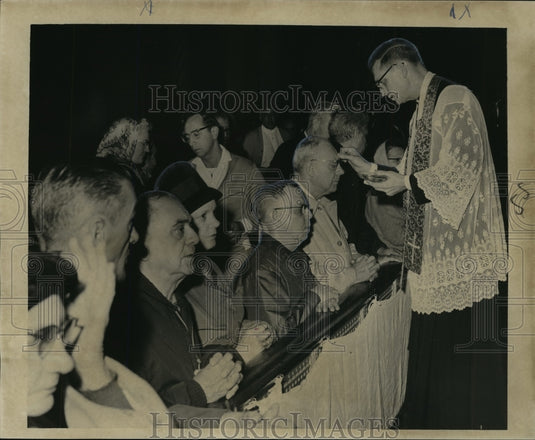 1965 Press Photo Reverend and Congregants, Ash Wednesday Services - noa19175