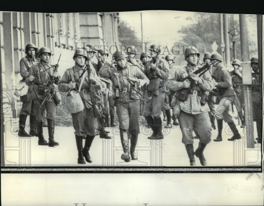 1971 Press Photo Argentine Soldiers Outside Government House in Buenos Aires- Historic Images
