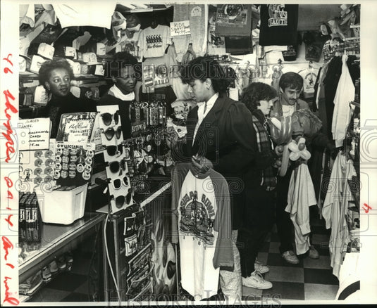 1985 Press Photo Gay Whittaker, Mary Causey, Edna Canada Shop for the Sugar Bowl- Historic Images