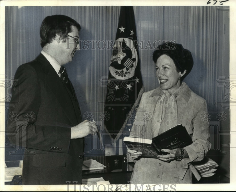 1976 Press Photo Anne Armstrong, Ambassador, with Vincent Lee, Reporter