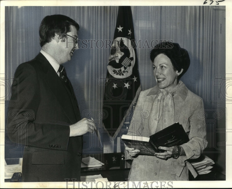 Load image into Gallery viewer, 1976 Press Photo Anne Armstrong, Ambassador, with Vincent Lee, Reporter
