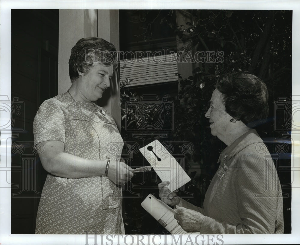 1973 Press Photo American Cancer Society- Isidore Ariatti, Mrs. Charles Richards