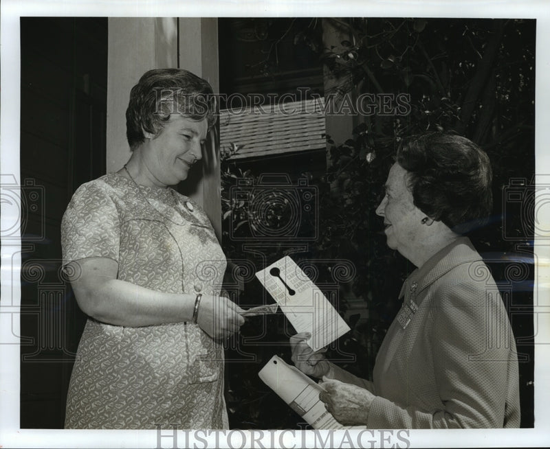 Load image into Gallery viewer, 1973 Press Photo American Cancer Society- Isidore Ariatti, Mrs. Charles Richards
