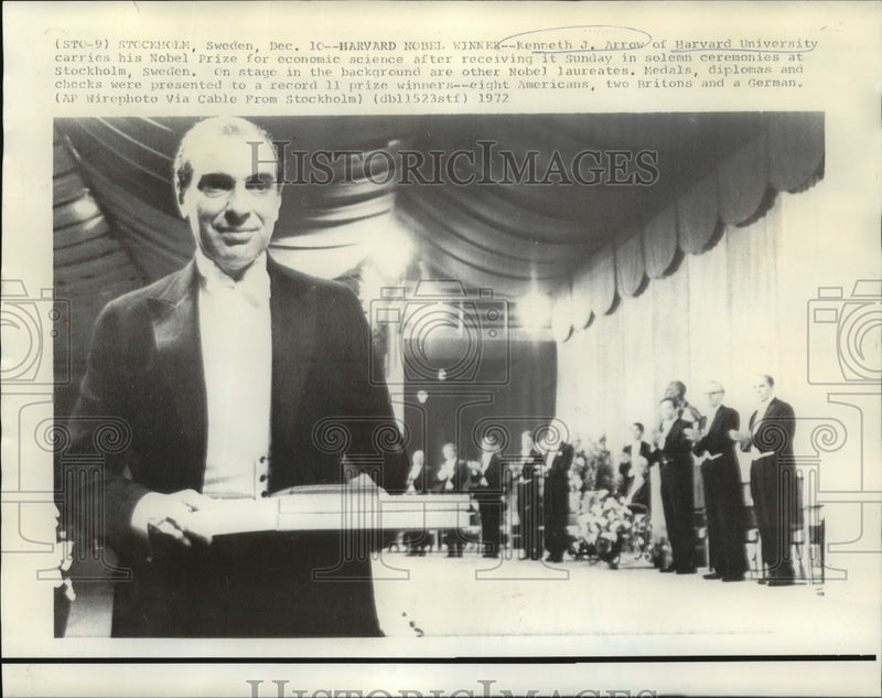 Load image into Gallery viewer, 1972 Press Photo Kenneth J. Arrow, Harvard University, with Nobel Prize
