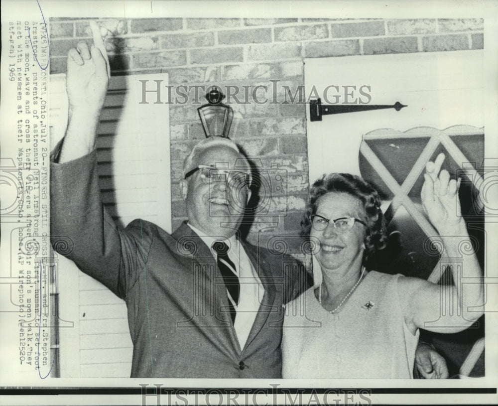 1969 Press Photo Mr. & Mrs. Stephen Armstrong Parent's of Neil Talk with Newsmen