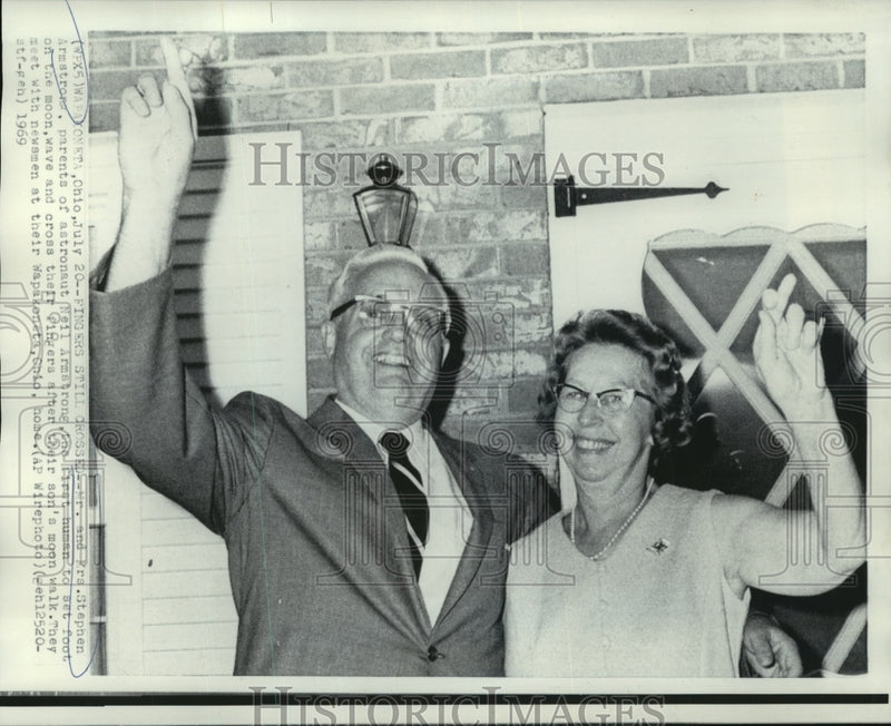 Load image into Gallery viewer, 1969 Press Photo Mr. &amp; Mrs. Stephen Armstrong Parent's of Neil Talk with Newsmen
