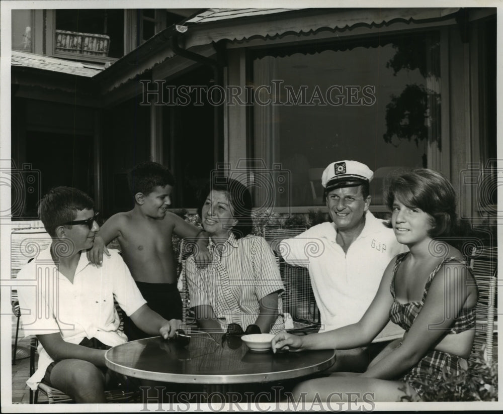 1963 Press Photo Mr. and Mrs. Bernard Aronson Vacationing with Children- Historic Images