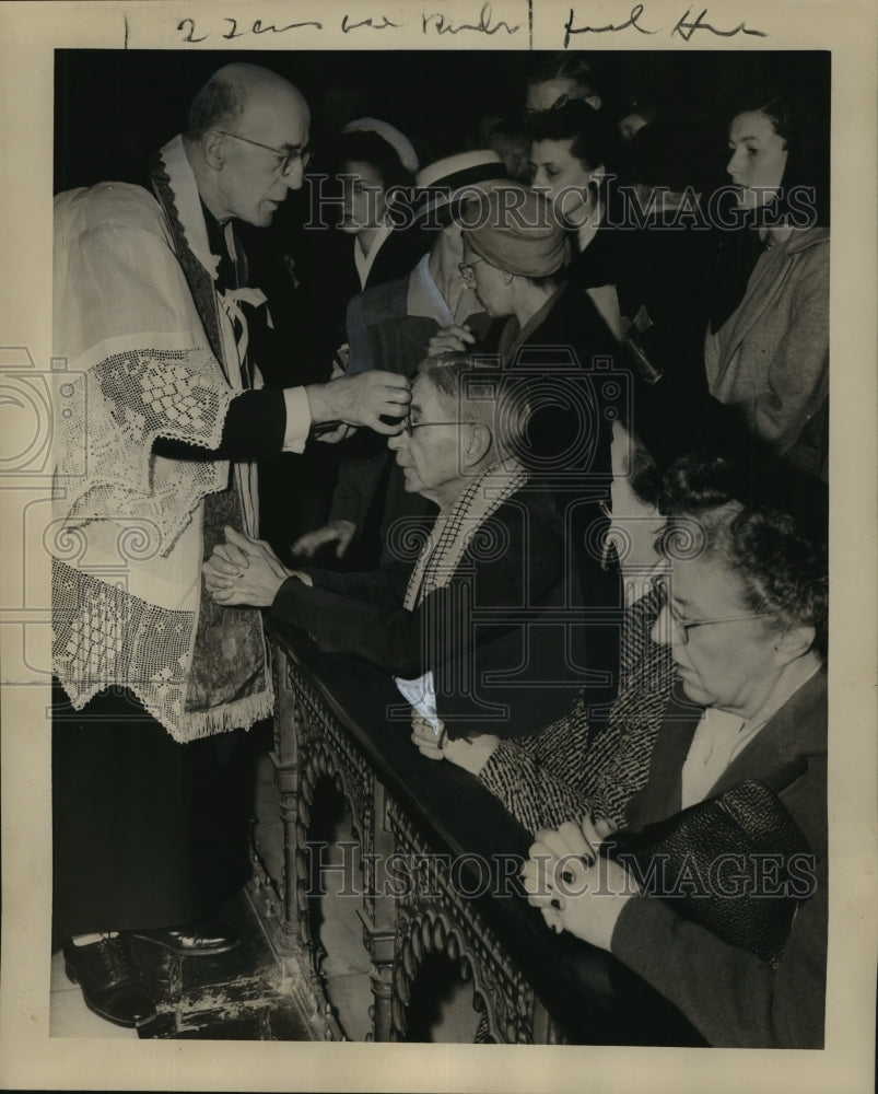 1947 Press Photo New Orleans - Priest Gives Ashes at Jesuit Church - noa19565- Historic Images