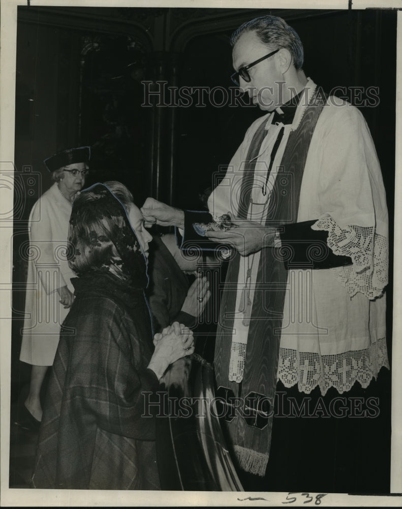 1966 Press Photo Rev. John P. Reynolds of St. Patrick&#39;s Church Administers Ashes- Historic Images