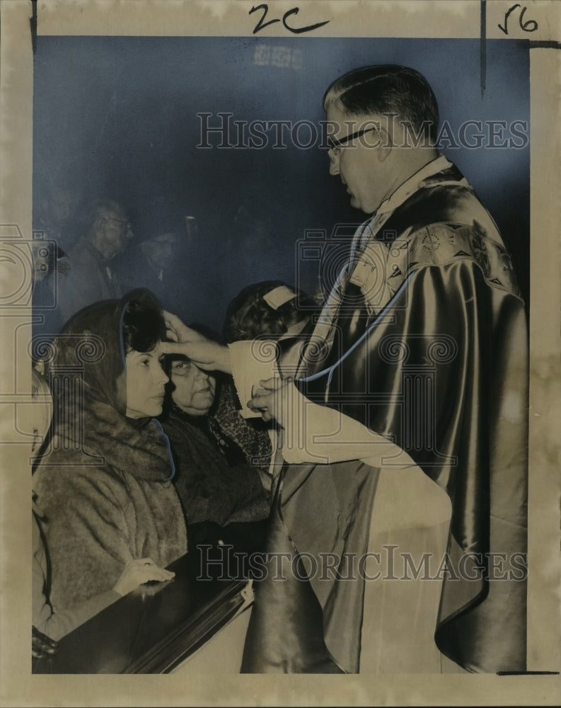 1965 Press Photo Reverend Henry Simoneaux Gives Ashes at St. Louis Basilica- Historic Images